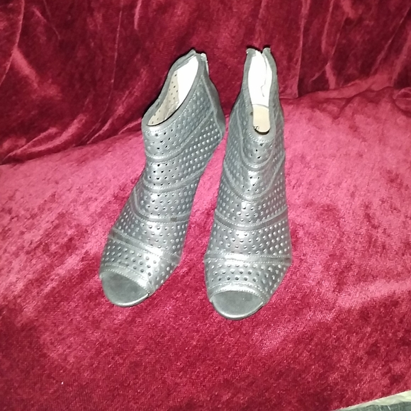 Shoes - Picture 4 of 4